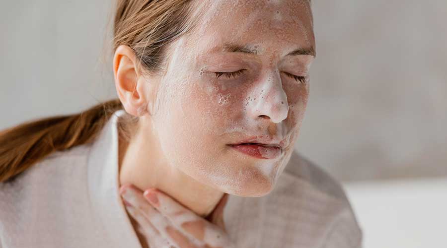 Sử dụng sữa rửa mặt cấp ẩm sẽ giúp cân bằng lớp màng giữ ẩm tự nhiên, qua đó hỗ trợ bảo vệ da tốt hơn