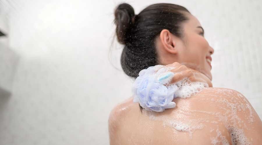 Dùng bông tắm hoặc bàn chải silicone mềm để loại bỏ bụi bẩn trên da body dễ dàng