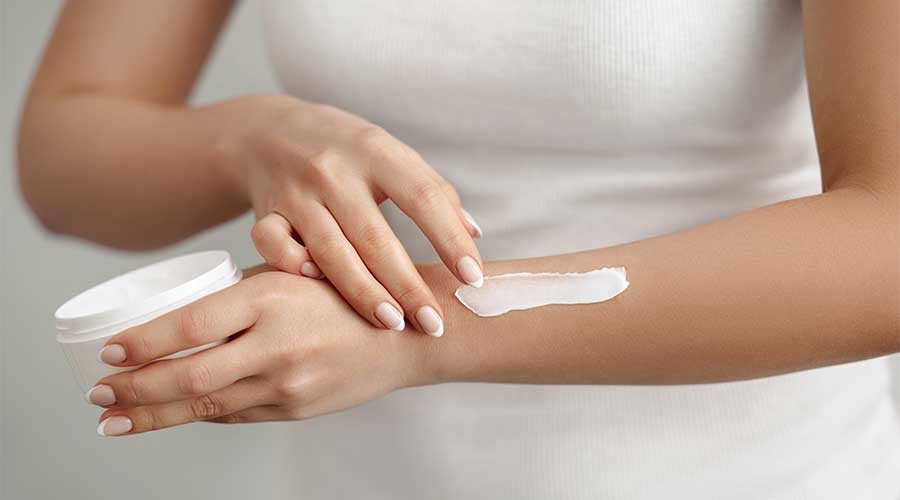 Hãy sử dụng kem dưỡng và bảo vệ làn da cơ thể cẩn thận trước khi ra ngoài trời
