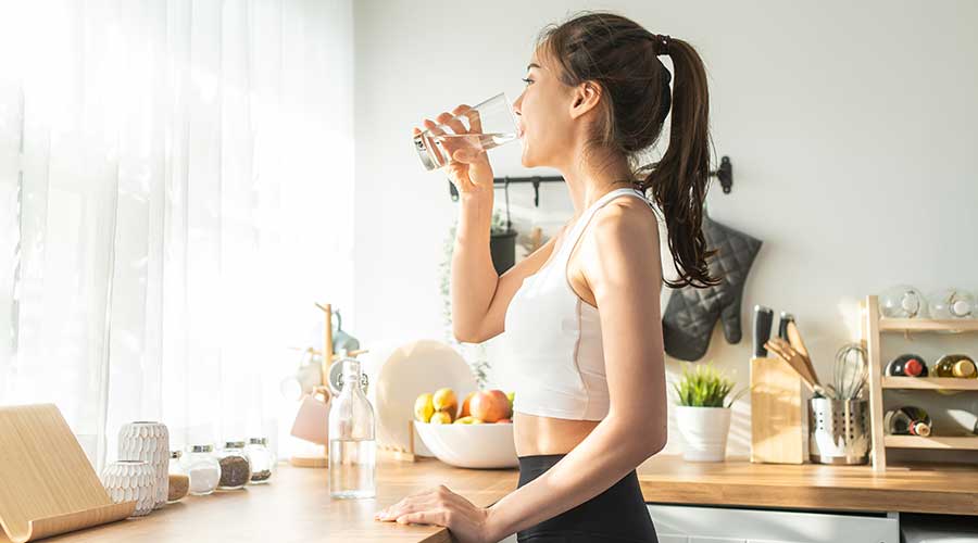 Uống đủ nước mỗi ngày và ăn nhiều rau xanh, trái cây không chỉ tốt cho sức khỏe mà còn cho cả làn da