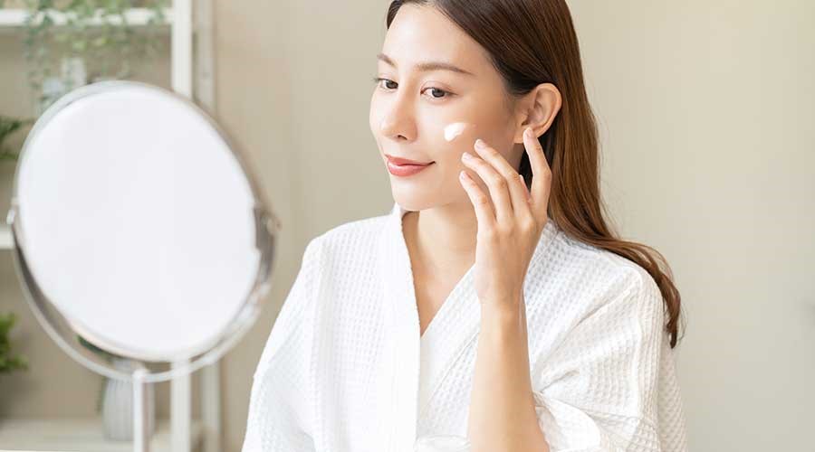 Dưỡng ẩm trước khi chống nắng là bước vô cùng cần thiết cho những làn da khô
