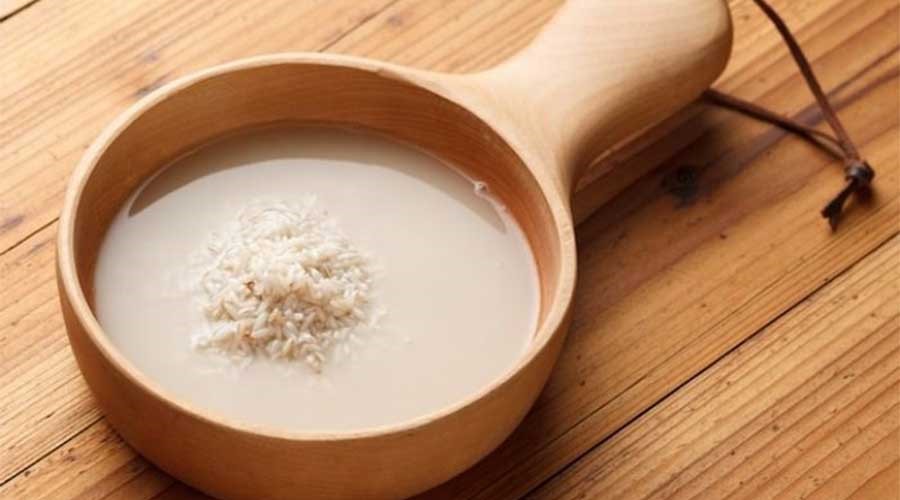 Nước vo gạo giúp duy trì độ ẩm và làm sáng da tự nhiên