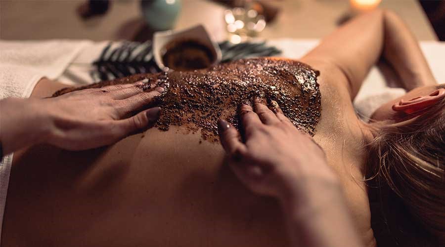 Tẩy tế bào chết cho da body thường xuyên giúp lỗ chân lông thông thoáng, da sáng khỏe