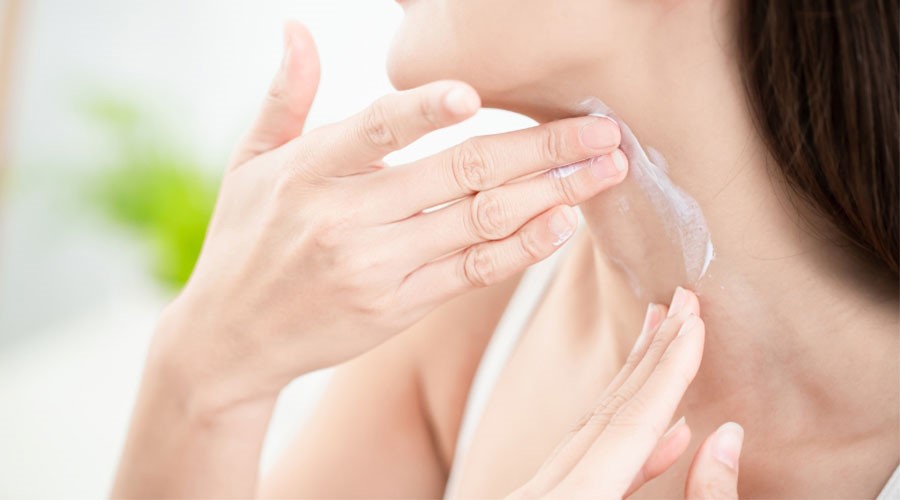 Đừng quên thoa kem chống nắng cho vùng da cổ để giúp bảo vệ, ngăn ngừa lão hóa và đều màu