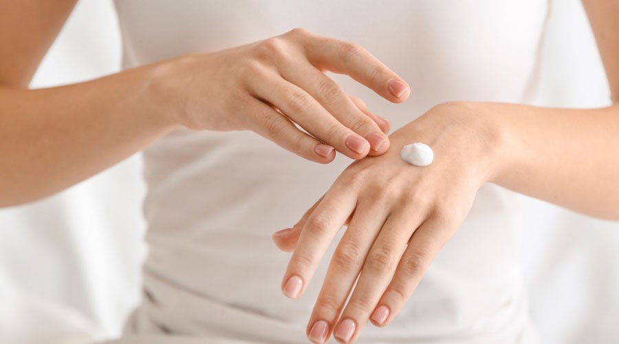 Nên lựa chọn sản phẩm chống nắng có kết cấu mỏng nhẹ, dễ thẩm thấu cho da mặt