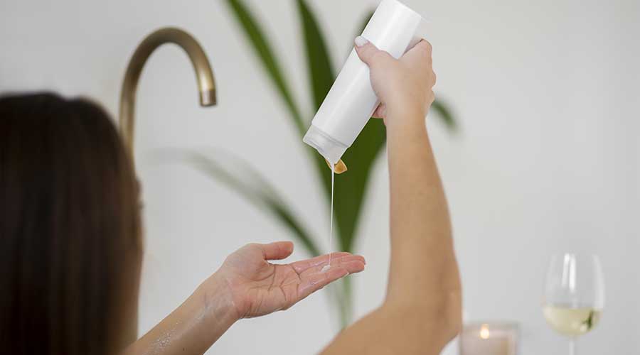 Dung dịch vệ sinh giúp làm sạch và chăm sóc vùng kín khỏe mạnh