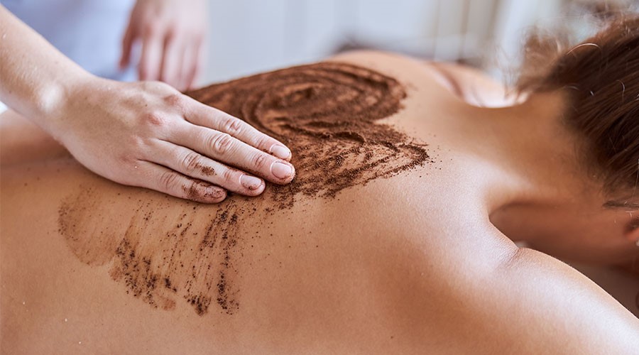 Thường xuyên tẩy tế bào chết da sẽ giúp lỗ chân lông thông thoáng, hạn chế mụn