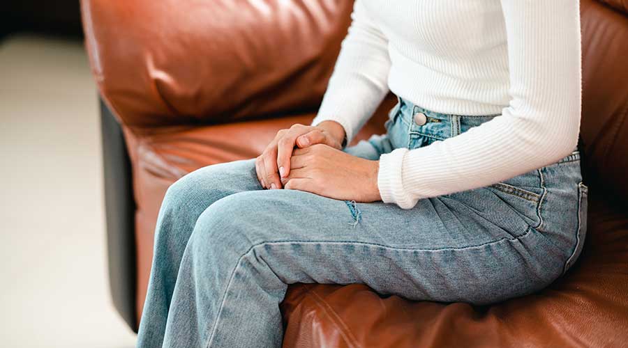 Ngứa vùng kín cho bệnh lý thường do các bệnh viêm nhiễm gây ra và đi kèm với một vài biểu hiện khác