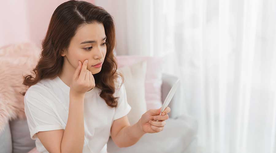 Cơ thể rối loạn tuyến bã nhờn hoặc một số bệnh lý sẽ có nguy cơ mắc tình trạng này