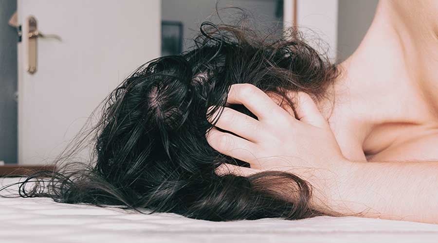 Để tóc ẩm ướt nằm qua đêm sẽ tạo môi trường thuận lợi cho vi khuẩn sinh sôi phát triển