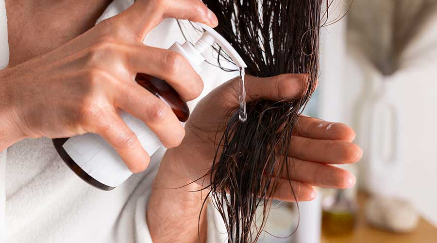 Nhiều sản phẩm dầu gội thảo dược giúp hạn chế tình trạng nấm da đầu trở nặng, tuy nhiên muốn chữa dứt điểm bạn cần kết hợp thêm phương pháp thuốc uống hoặc bôi thoa
